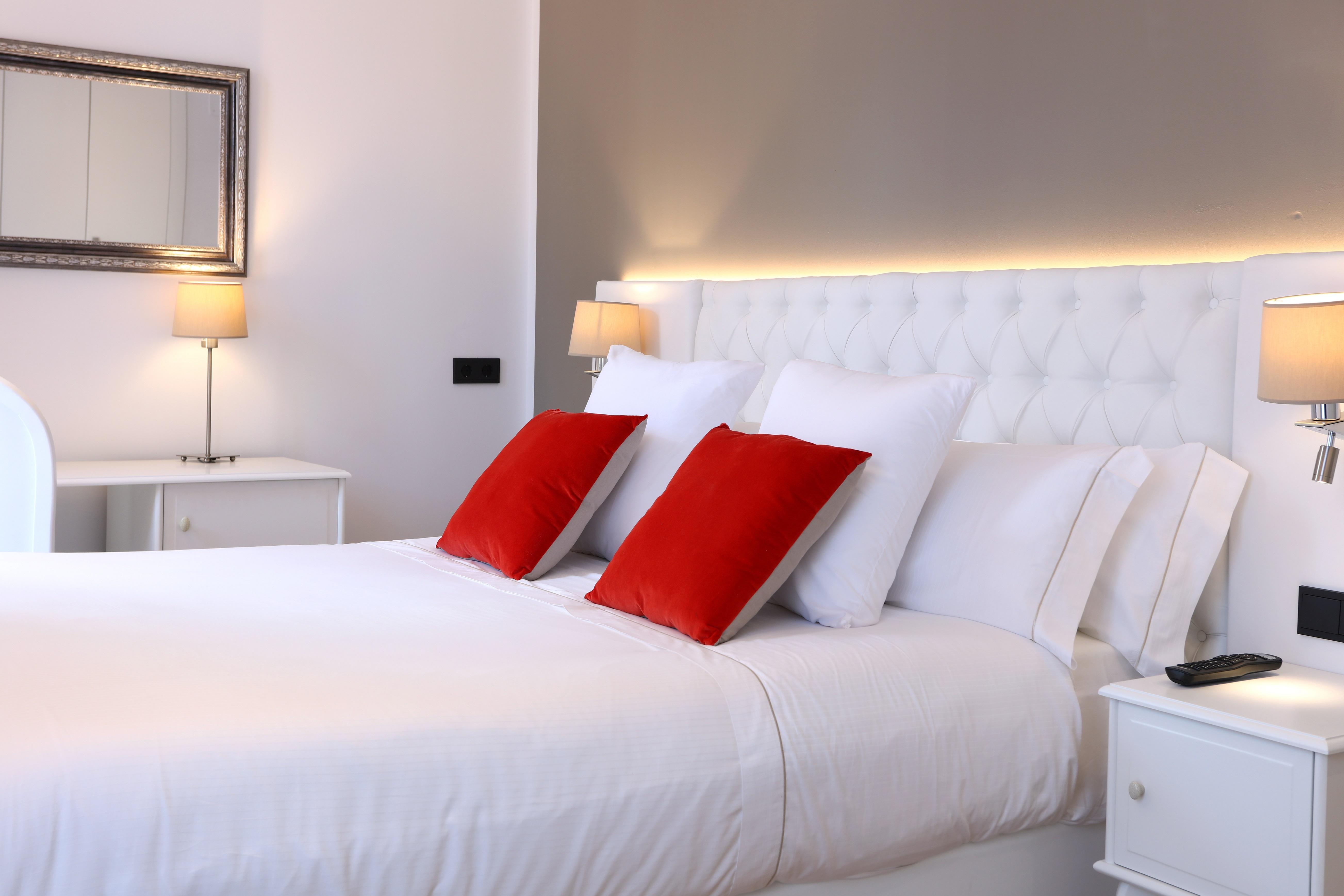 BO Hotel Palma Kültér fotó A bedroom in a luxury hotel in Italy.