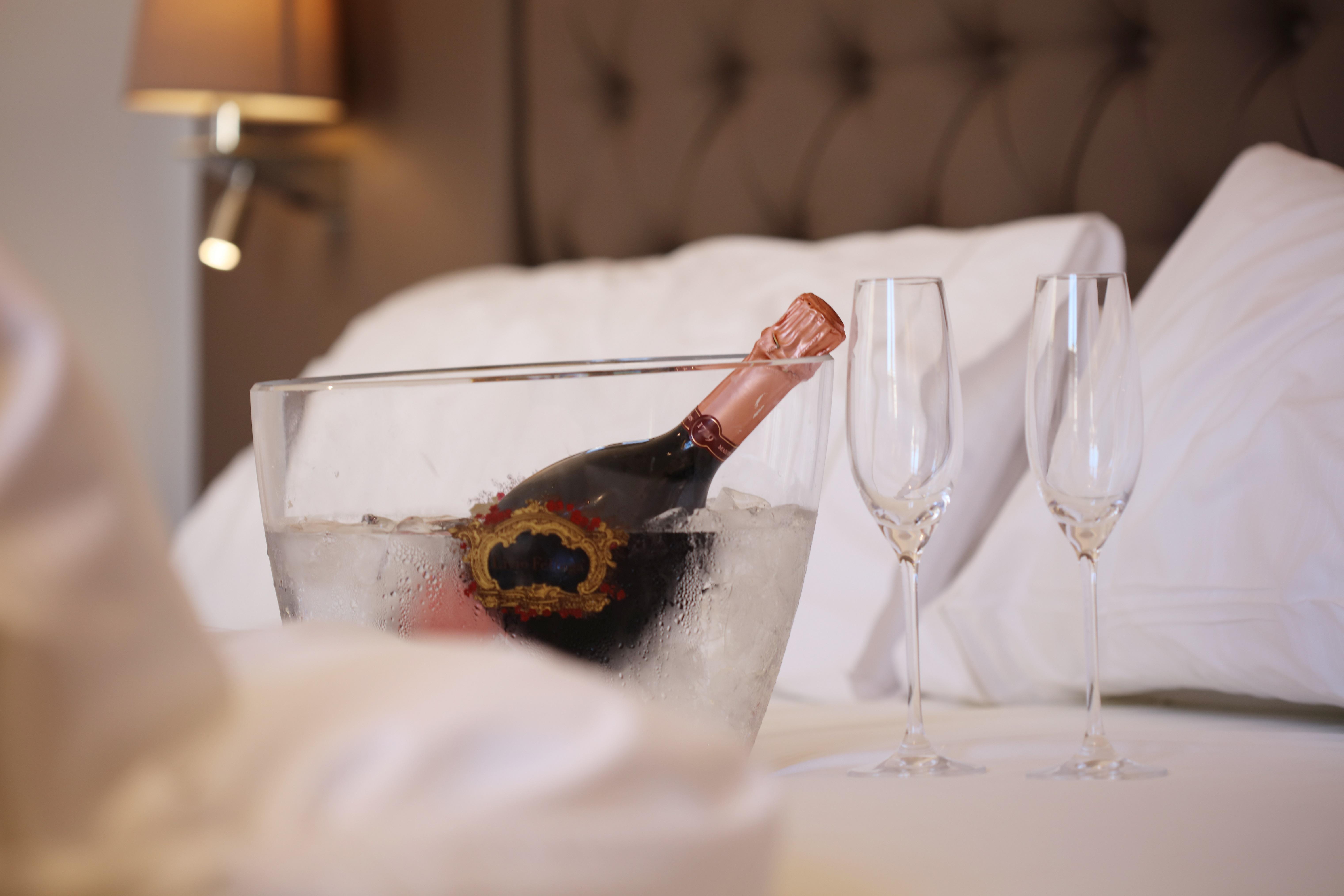 BO Hotel Palma Kültér fotó A bottle of Champagne in a bucket of ice