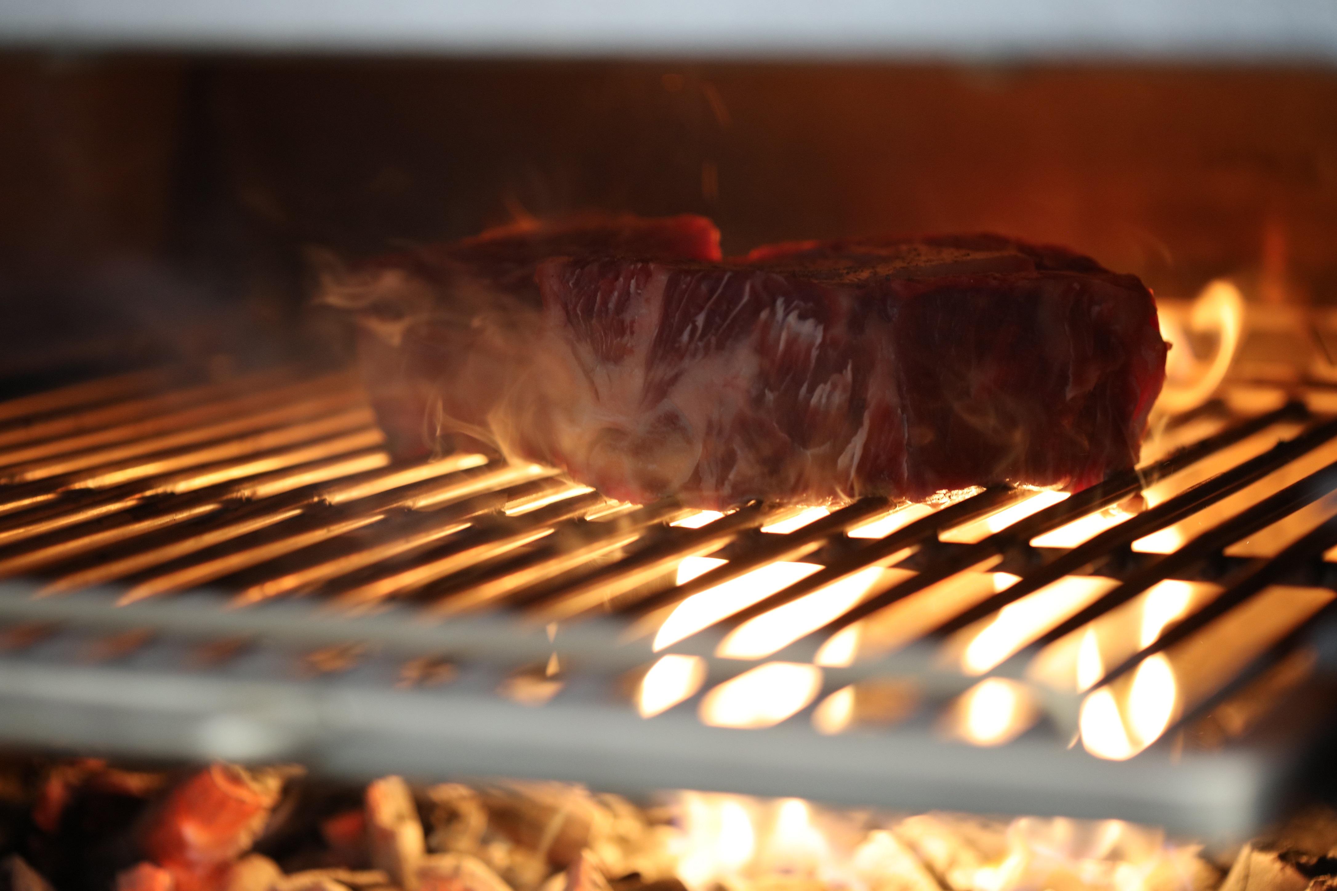 BO Hotel Palma Kültér fotó A steak being cooked on a barbecue.
